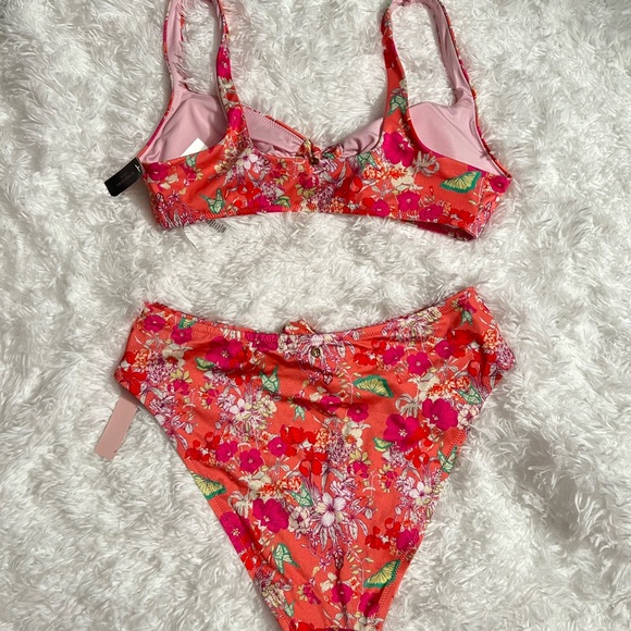 Bathing suit top size medium and bottom size large - Picture 3 of 5